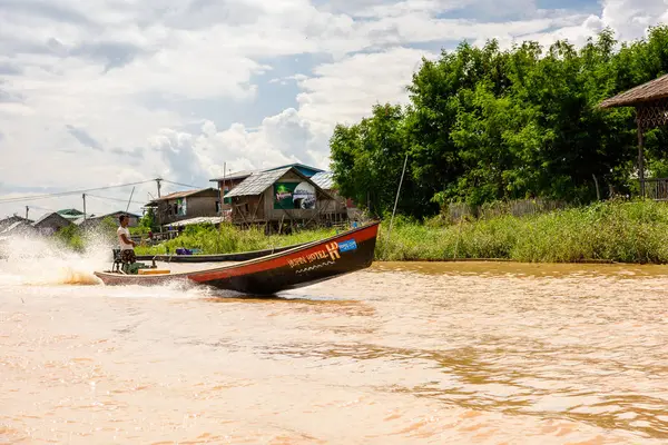 Inle Lake, Myanmar - 30 Ağustos 2016: Myanmar'ın Shan Eyaletinin Taunggyi İlçesi'nin Nyaungshwe İlçesi'nde bulunan bir tatlı su gölü olan Inle Sap'ın üzerinde bambu teknede bulunan tanımlanamayan Birmanyalı adam