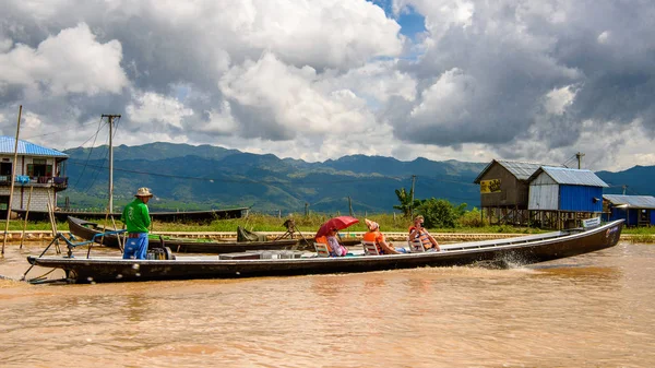 Inle Lake, Myanmar - 30 Ağustos 2016: Myanmar'ın Shan Eyaletinin Taunggyi İlçesi'nin Nyaungshwe İlçesi'nde bulunan bir tatlı su gölü olan Inle Sap'ın üzerinde bambu tekneyle seyreden tanımlanamayan Birmanyalılar