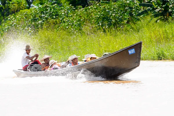 Inle Lake, Myanmar - 30 Ağustos 2016: Myanmar'ın Shan Eyaletinin Taunggyi İlçesi'nin Nyaungshwe İlçesi'nde bulunan bir tatlı su gölü olan Inle Sap'ın üzerinde bambu tekneyle seyreden tanımlanamayan Birmanyalılar