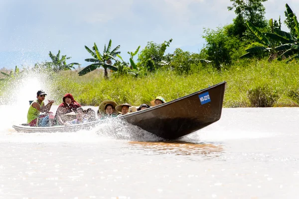 Inle Lake, Myanmar - 30 Ağustos 2016: Myanmar'ın Shan Eyaletinin Taunggyi İlçesi'nin Nyaungshwe İlçesi'nde bulunan bir tatlı su gölü olan Inle Sap'ın üzerinde bambu tekneyle seyreden tanımlanamayan Birmanyalılar