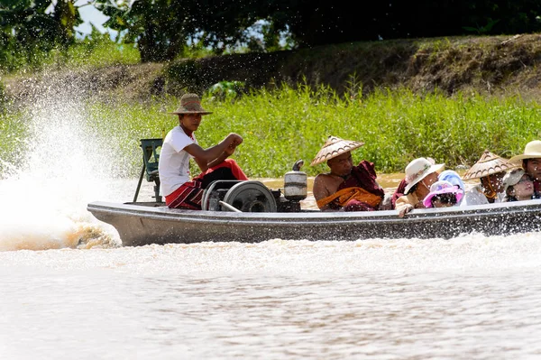 Inle Lake, Myanmar - 30 Ağustos 2016: Myanmar'ın Shan Eyaletinin Taunggyi İlçesi'nin Nyaungshwe İlçesi'nde bulunan bir tatlı su gölü olan Inle Sap'ın üzerinde bambu tekneyle seyreden tanımlanamayan Birmanyalılar