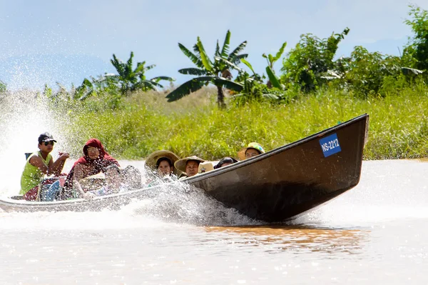 Inle Lake, Myanmar - 30 Ağustos 2016: Myanmar'ın Shan Eyaletinin Taunggyi İlçesi'nin Nyaungshwe İlçesi'nde bulunan bir tatlı su gölü olan Inle Sap'ın üzerinde bambu tekneyle seyreden tanımlanamayan Birmanyalılar
