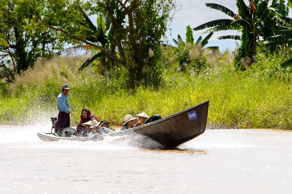 Inle Lake, Myanmar - 30 Ağustos 2016: Myanmar'ın Shan Eyaletinin Taunggyi İlçesi'nin Nyaungshwe İlçesi'nde bulunan bir tatlı su gölü olan Inle Sap'ın üzerinde bambu tekneyle seyreden tanımlanamayan Birmanyalılar