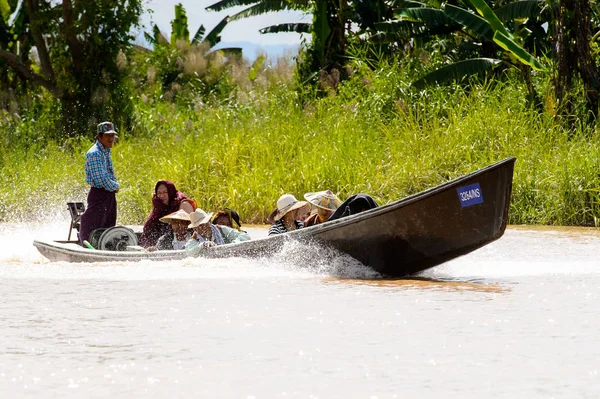 Inle Lake, Myanmar - 30 Ağustos 2016: Myanmar'ın Shan Eyaletinin Taunggyi İlçesi'nin Nyaungshwe İlçesi'nde bulunan bir tatlı su gölü olan Inle Sap'ın üzerinde bambu tekneyle seyreden tanımlanamayan Birmanyalılar