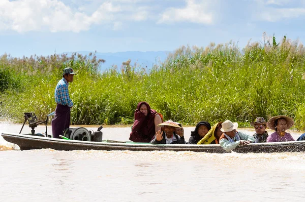 Inle Lake, Myanmar - 30 Ağustos 2016: Myanmar'ın Shan Eyaletinin Taunggyi İlçesi'nin Nyaungshwe İlçesi'nde bulunan bir tatlı su gölü olan Inle Sap'ın üzerinde bambu tekneyle seyreden tanımlanamayan Birmanyalılar