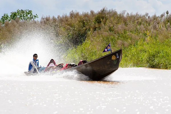 Inle Lake, Myanmar - 30 Ağustos 2016: Myanmar'ın Shan Eyaletinin Taunggyi İlçesi'nin Nyaungshwe İlçesi'nde bulunan bir tatlı su gölü olan Inle Sap'ın üzerinde bambu tekneyle seyreden tanımlanamayan Birmanyalılar