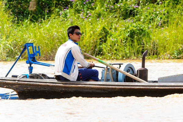Inle Lake, Myanmar - 30 Ağustos 2016: Myanmar'ın Shan Eyaletinin Taunggyi İlçesi'nin Nyaungshwe İlçesi'nde bulunan bir tatlı su gölü olan Inle Sap'ın üzerinde bambu tekneyle seyreden tanımlanamayan Birmanyalılar