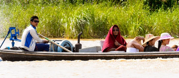 Inle Lake, Myanmar - 30 Ağustos 2016: Myanmar'ın Shan Eyaletinin Taunggyi İlçesi'nin Nyaungshwe İlçesi'nde bulunan bir tatlı su gölü olan Inle Sap'ın üzerinde bambu tekneyle seyreden tanımlanamayan Birmanyalılar