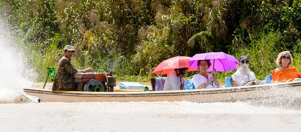 Inle Lake, Myanmar - 30 Ağustos 2016: Myanmar'ın Shan Eyaletinin Taunggyi İlçesi'nin Nyaungshwe İlçesi'nde bulunan bir tatlı su gölü olan Inle Sap'ın üzerinde bambu tekneyle seyreden tanımlanamayan Birmanyalılar