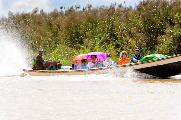 Inle Lake, Myanmar - 30 Ağustos 2016: Myanmar'ın Shan Eyaletinin Taunggyi İlçesi'nin Nyaungshwe İlçesi'nde bulunan bir tatlı su gölü olan Inle Sap'ın üzerinde bambu tekneyle seyreden tanımlanamayan Birmanyalılar