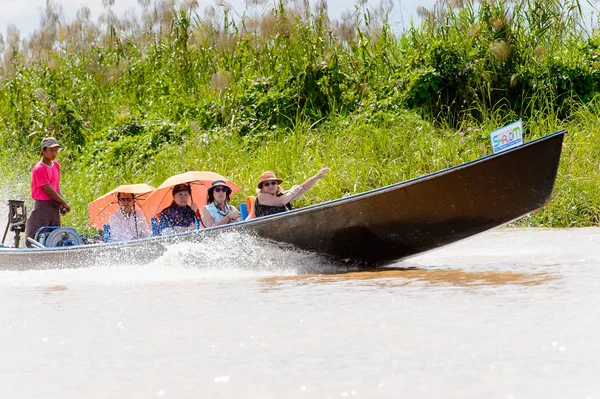 Inle Lake, Myanmar - 30 Ağustos 2016: Myanmar'ın Shan Eyaletinin Taunggyi İlçesi'nin Nyaungshwe İlçesi'nde bulunan bir tatlı su gölü olan Inle Sap'ın üzerinde bambu tekneyle seyreden tanımlanamayan Birmanyalılar