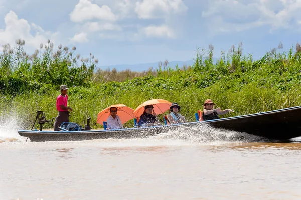 Inle Lake, Myanmar - 30 Ağustos 2016: Myanmar'ın Shan Eyaletinin Taunggyi İlçesi'nin Nyaungshwe İlçesi'nde bulunan bir tatlı su gölü olan Inle Sap'ın üzerinde bambu tekneyle seyreden tanımlanamayan Birmanyalılar