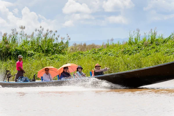 Inle Lake, Myanmar - 30 Ağustos 2016: Myanmar'ın Shan Eyaletinin Taunggyi İlçesi'nin Nyaungshwe İlçesi'nde bulunan bir tatlı su gölü olan Inle Sap'ın üzerinde bambu tekneyle seyreden tanımlanamayan Birmanyalılar