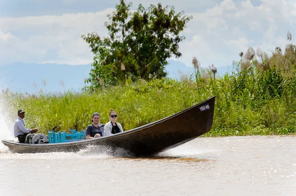 Inle Lake, Myanmar - 30 Ağustos 2016: Myanmar'ın Shan Eyaletinin Taunggyi İlçesi'nin Nyaungshwe İlçesi'nde bulunan bir tatlı su gölü olan Inle Sap'ın üzerinde bambu tekneyle seyreden tanımlanamayan Birmanyalılar