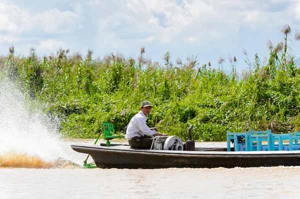Inle Lake, Myanmar - 30 Ağustos 2016: Myanmar'ın Shan Eyaletinin Taunggyi İlçesi'nin Nyaungshwe İlçesi'nde bulunan bir tatlı su gölü olan Inle Sap'ın üzerinde bambu teknede bulunan tanımlanamayan Birmanyalı adam