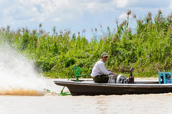 Inle Lake, Myanmar - 30 Ağustos 2016: Myanmar'ın Shan Eyaletinin Taunggyi İlçesi'nin Nyaungshwe İlçesi'nde bulunan bir tatlı su gölü olan Inle Sap'ın üzerinde bambu teknede bulunan tanımlanamayan Birmanyalı adam