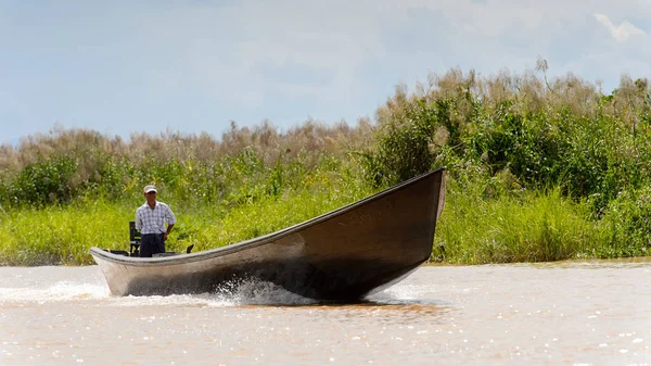 Inle Lake, Myanmar - 30 Ağustos 2016: Myanmar'ın Shan Eyaletinin Taunggyi İlçesi'nin Nyaungshwe İlçesi'nde bulunan bir tatlı su gölü olan Inle Sap'ın üzerinde bambu teknede bulunan tanımlanamayan Birmanyalı adam