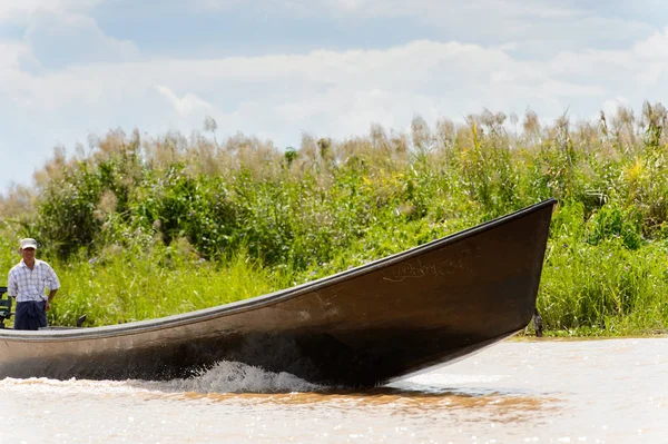 Inle Lake, Myanmar - 30 Ağustos 2016: Myanmar'ın Shan Eyaletinin Taunggyi İlçesi'nin Nyaungshwe İlçesi'nde bulunan bir tatlı su gölü olan Inle Sap'ın üzerinde bambu teknede bulunan tanımlanamayan Birmanyalı adam