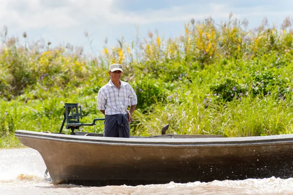 Inle Lake, Myanmar - 30 Ağustos 2016: Myanmar'ın Shan Eyaletinin Taunggyi İlçesi'nin Nyaungshwe İlçesi'nde bulunan bir tatlı su gölü olan Inle Sap'ın üzerinde bambu teknede bulunan tanımlanamayan Birmanyalı adam