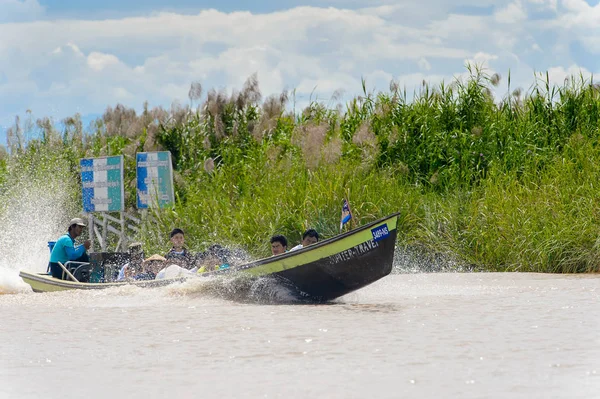 Inle Lake, Myanmar - 30 Ağustos 2016: Myanmar'ın Shan Eyaletinin Taunggyi İlçesi'nin Nyaungshwe İlçesi'nde bulunan bir tatlı su gölü olan Inle Sap'ın üzerinde bambu tekneyle seyreden tanımlanamayan Birmanyalılar