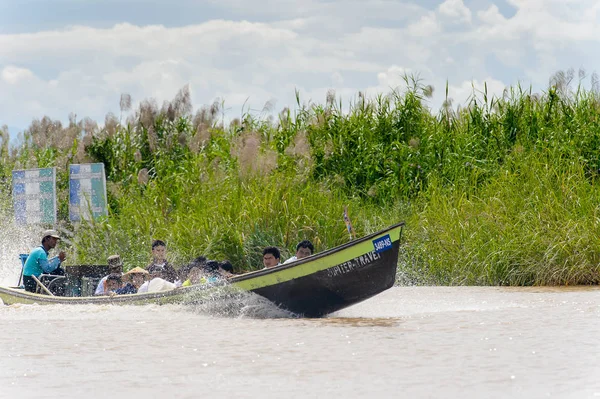 Inle Lake, Myanmar - 30 Ağustos 2016: Myanmar'ın Shan Eyaletinin Taunggyi İlçesi'nin Nyaungshwe İlçesi'nde bulunan bir tatlı su gölü olan Inle Sap'ın üzerinde bambu tekneyle seyreden tanımlanamayan Birmanyalılar