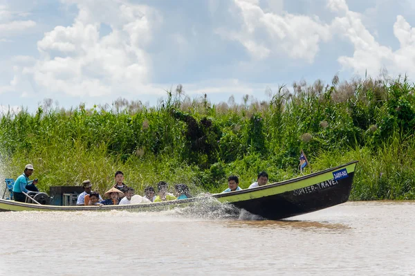 Inle Lake, Myanmar - 30 Ağustos 2016: Myanmar'ın Shan Eyaletinin Taunggyi İlçesi'nin Nyaungshwe İlçesi'nde bulunan bir tatlı su gölü olan Inle Sap'ın üzerinde bambu tekneyle seyreden tanımlanamayan Birmanyalılar