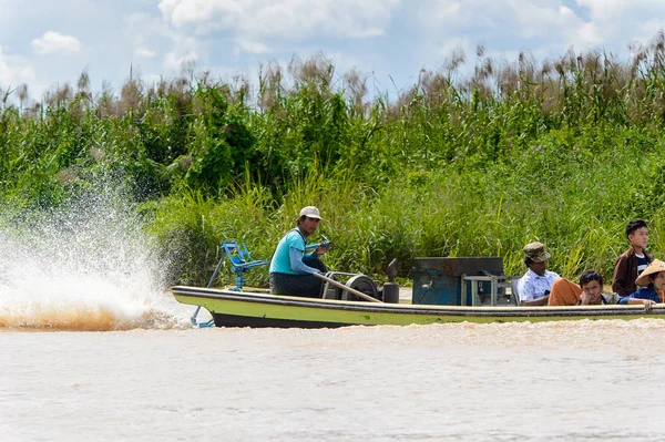 Inle Lake, Myanmar - 30 Ağustos 2016: Myanmar'ın Shan Eyaletinin Taunggyi İlçesi'nin Nyaungshwe İlçesi'nde bulunan bir tatlı su gölü olan Inle Sap'ın üzerinde bambu tekneyle seyreden tanımlanamayan Birmanyalılar
