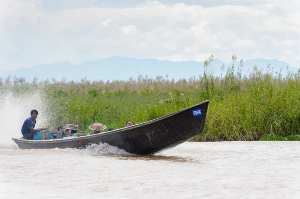 Inle Lake, Myanmar - 30 Ağustos 2016: Myanmar'ın Shan Eyaletinin Taunggyi İlçesi'nin Nyaungshwe İlçesi'nde bulunan bir tatlı su gölü olan Inle Sap'ın üzerinde bambu tekneyle seyreden tanımlanamayan Birmanyalılar