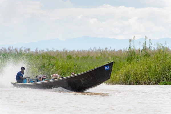 Inle Lake, Myanmar - 30 Ağustos 2016: Myanmar'ın Shan Eyaletinin Taunggyi İlçesi'nin Nyaungshwe İlçesi'nde bulunan bir tatlı su gölü olan Inle Sap'ın üzerinde bambu tekneyle seyreden tanımlanamayan Birmanyalılar