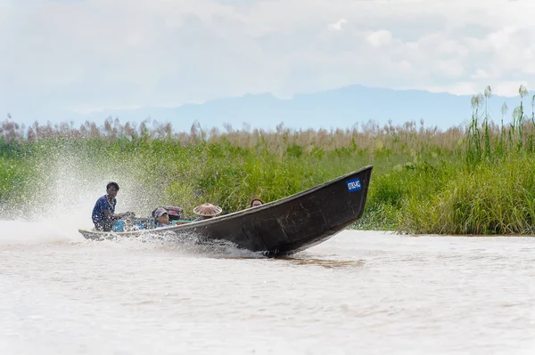 Inle Lake, Myanmar - 30 Ağustos 2016: Myanmar'ın Shan Eyaletinin Taunggyi İlçesi'nin Nyaungshwe İlçesi'nde bulunan bir tatlı su gölü olan Inle Sap'ın üzerinde bambu tekneyle seyreden tanımlanamayan Birmanyalılar