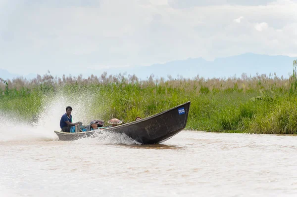 Inle Lake, Myanmar - 30 Ağustos 2016: Myanmar'ın Shan Eyaletinin Taunggyi İlçesi'nin Nyaungshwe İlçesi'nde bulunan bir tatlı su gölü olan Inle Sap'ın üzerinde bambu teknede bulunan tanımlanamayan Birmanyalı adam