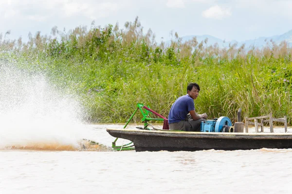 Inle Lake, Myanmar - 30 Ağustos 2016: Myanmar'ın Shan Eyaletinin Taunggyi İlçesi'nin Nyaungshwe İlçesi'nde bulunan bir tatlı su gölü olan Inle Sap'ın üzerinde bambu teknede bulunan tanımlanamayan Birmanyalı adam