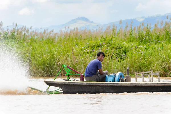 Inle Lake, Myanmar - 30 Ağustos 2016: Myanmar'ın Shan Eyaletinin Taunggyi İlçesi'nin Nyaungshwe İlçesi'nde bulunan bir tatlı su gölü olan Inle Sap'ın üzerinde bambu teknede bulunan tanımlanamayan Birmanyalı adam