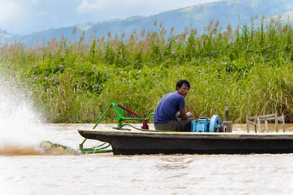 Inle Lake, Myanmar - 30 Ağustos 2016: Myanmar'ın Shan Eyaletinin Taunggyi İlçesi'nin Nyaungshwe İlçesi'nde bulunan bir tatlı su gölü olan Inle Sap'ın üzerinde bambu teknede bulunan tanımlanamayan Birmanyalı adam