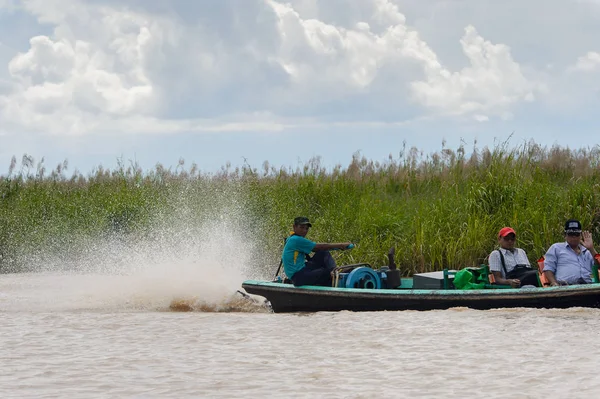 Inle Lake, Myanmar - 30 Ağustos 2016: Myanmar'ın Shan Eyaletinin Taunggyi İlçesi'nin Nyaungshwe İlçesi'nde bulunan bir tatlı su gölü olan Inle Sap'ın üzerinde bambu tekneyle seyreden tanımlanamayan Birmanyalılar
