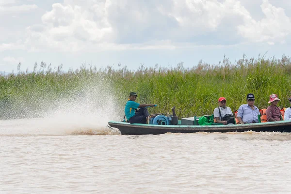 Inle Lake, Myanmar - 30 Ağustos 2016: Myanmar'ın Shan Eyaletinin Taunggyi İlçesi'nin Nyaungshwe İlçesi'nde bulunan bir tatlı su gölü olan Inle Sap'ın üzerinde bambu tekneyle seyreden tanımlanamayan Birmanyalılar