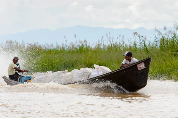 Inle Lake, Myanmar - 30 Ağustos 2016: Myanmar'ın Shan Eyaletinin Taunggyi İlçesi'nin Nyaungshwe İlçesi'nde bulunan bir tatlı su gölü olan Inle Sap'ın üzerinde bambu tekneyle seyreden tanımlanamayan Birmanyalılar