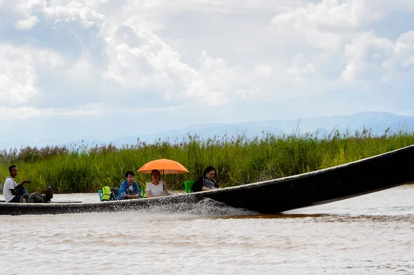 Inle Lake, Myanmar - 30 Ağustos 2016: Myanmar'ın Shan Eyaletinin Taunggyi İlçesi'nin Nyaungshwe İlçesi'nde bulunan bir tatlı su gölü olan Inle Sap'ın üzerinde bambu tekneyle seyreden tanımlanamayan Birmanyalılar
