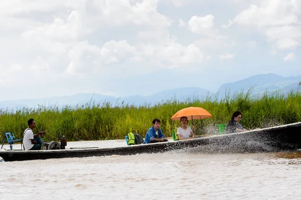 Inle Lake, Myanmar - 30 Ağustos 2016: Myanmar'ın Shan Eyaletinin Taunggyi İlçesi'nin Nyaungshwe İlçesi'nde bulunan bir tatlı su gölü olan Inle Sap'ın üzerinde bambu tekneyle seyreden tanımlanamayan Birmanyalılar