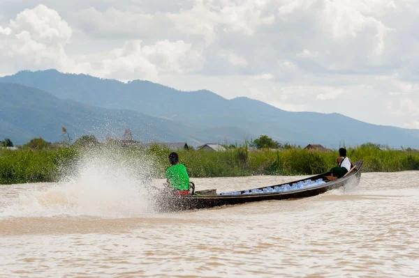 Inle Lake, Myanmar - 30 Ağustos 2016: Myanmar'ın Shan Eyaletinin Taunggyi İlçesi'nin Nyaungshwe İlçesi'nde bulunan bir tatlı su gölü olan Inle Sap'ın üzerinde bambu teknede bulunan tanımlanamayan Birmanyalı adam