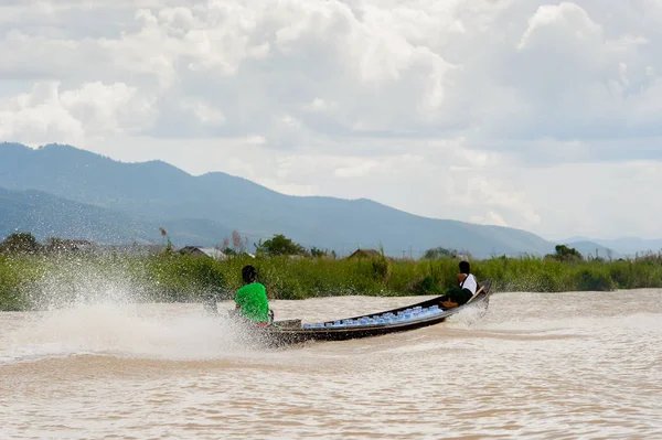 Inle Lake, Myanmar - 30 Ağustos 2016: Myanmar'ın Shan Eyaletinin Taunggyi İlçesi'nin Nyaungshwe İlçesi'nde bulunan bir tatlı su gölü olan Inle Sap'ın üzerinde bambu teknede bulunan tanımlanamayan Birmanyalı adam