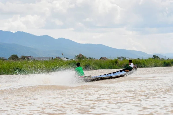 Inle Lake, Myanmar - 30 Ağustos 2016: Myanmar'ın Shan Eyaletinin Taunggyi İlçesi'nin Nyaungshwe İlçesi'nde bulunan bir tatlı su gölü olan Inle Sap'ın üzerinde bambu teknede bulunan tanımlanamayan Birmanyalı adam