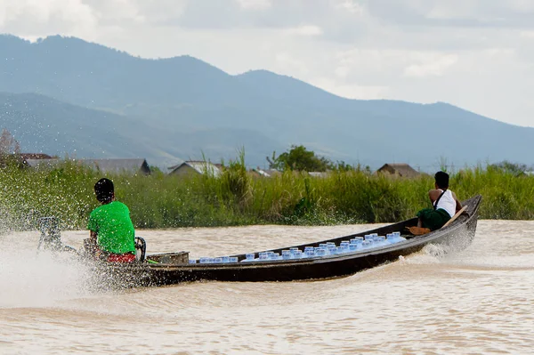 Inle Lake, Myanmar - 30 Ağustos 2016: Myanmar'ın Shan Eyaletinin Taunggyi İlçesi'nin Nyaungshwe İlçesi'nde bulunan bir tatlı su gölü olan Inle Sap'ın üzerinde bambu teknede bulunan tanımlanamayan Birmanyalı adam
