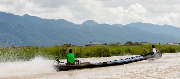 Inle Lake, Myanmar - 30 Ağustos 2016: Myanmar'ın Shan Eyaletinin Taunggyi İlçesi'nin Nyaungshwe İlçesi'nde bulunan bir tatlı su gölü olan Inle Sap'ın üzerinde bambu teknede bulunan tanımlanamayan Birmanyalı adam
