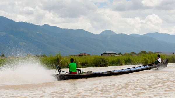 Inle Lake, Myanmar - 30 Ağustos 2016: Myanmar'ın Shan Eyaletinin Taunggyi İlçesi'nin Nyaungshwe İlçesi'nde bulunan bir tatlı su gölü olan Inle Sap'ın üzerinde bambu teknede bulunan tanımlanamayan Birmanyalı adam