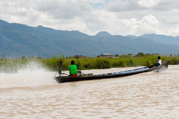 Inle Lake, Myanmar - 30 Ağustos 2016: Myanmar'ın Shan Eyaletinin Taunggyi İlçesi'nin Nyaungshwe İlçesi'nde bulunan bir tatlı su gölü olan Inle Sap'ın üzerinde bambu teknede bulunan tanımlanamayan Birmanyalı adam