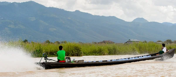 Inle Lake, Myanmar - 30 Ağustos 2016: Myanmar'ın Shan Eyaletinin Taunggyi İlçesi'nin Nyaungshwe İlçesi'nde bulunan bir tatlı su gölü olan Inle Sap'ın üzerinde bambu teknede bulunan tanımlanamayan Birmanyalı adam