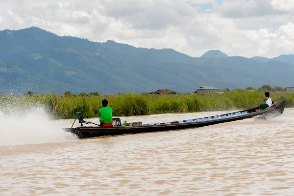 Inle Lake, Myanmar - 30 Ağustos 2016: Myanmar'ın Shan Eyaletinin Taunggyi İlçesi'nin Nyaungshwe İlçesi'nde bulunan bir tatlı su gölü olan Inle Sap'ın üzerinde bambu teknede bulunan tanımlanamayan Birmanyalı adam