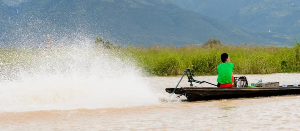 Inle Lake, Myanmar - 30 Ağustos 2016: Myanmar'ın Shan Eyaletinin Taunggyi İlçesi'nin Nyaungshwe İlçesi'nde bulunan bir tatlı su gölü olan Inle Sap'ın üzerinde bambu teknede bulunan tanımlanamayan Birmanyalı adam