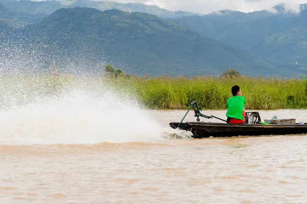 Inle Lake, Myanmar - 30 Ağustos 2016: Myanmar'ın Shan Eyaletinin Taunggyi İlçesi'nin Nyaungshwe İlçesi'nde bulunan bir tatlı su gölü olan Inle Sap'ın üzerinde bambu teknede bulunan tanımlanamayan Birmanyalı adam